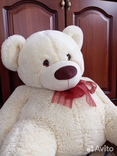 Большой плюшевый медведь