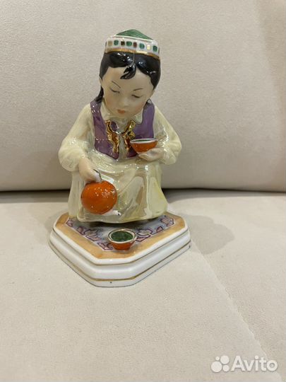 Статуэтка Узбечка с чайником