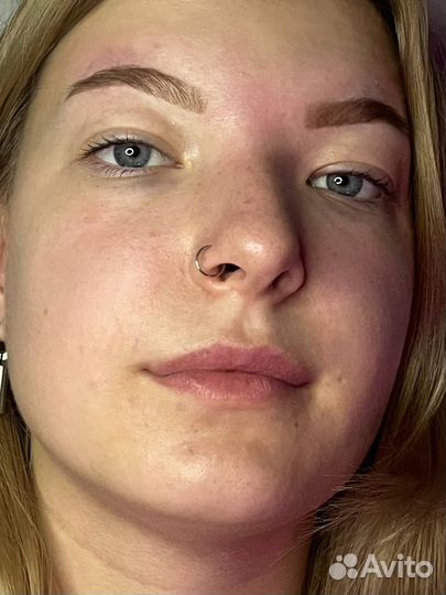 Модель на брови