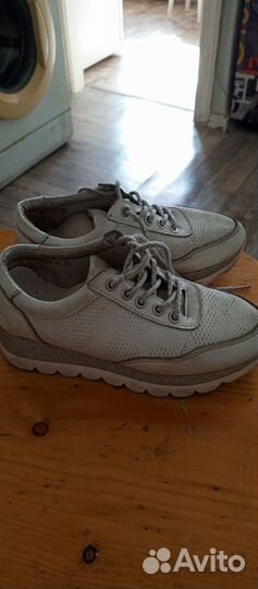 Кроссовки женские