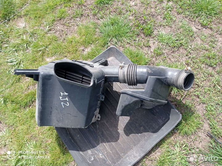 Корпус воздушного фильтра Toyota Crown 2000