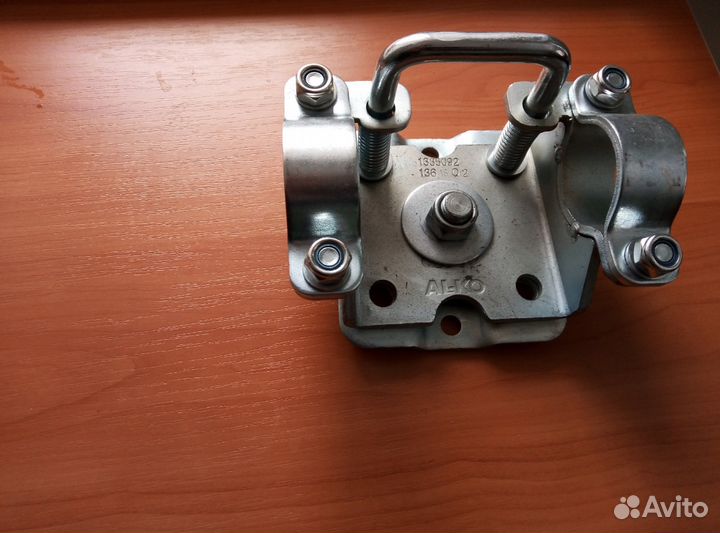 Кронштейн поворотный опорного колеса