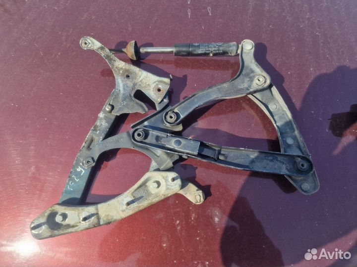 Петля капота Mercedes