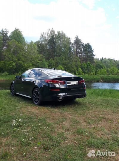Водитель на личном легковом автомобиле