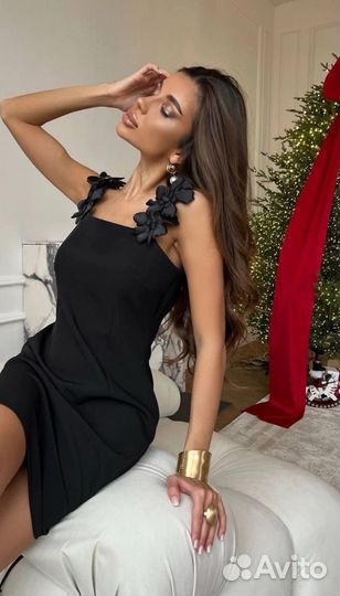 Платье с акцентом на плечо