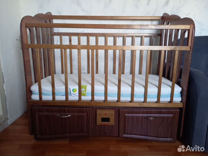 Детская кроватка с маятником, матрасом и ящиками
