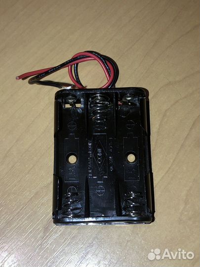 Держатель для батарей, батарейный отсек, контейнер