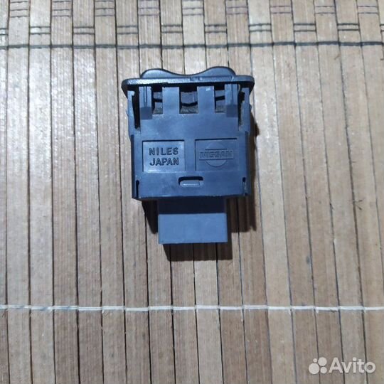 Кнопка открытия двери Nissan Primera P 12 1 2002