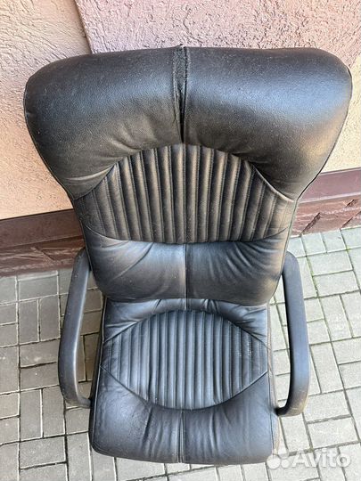 Офисное кожаное кресло б/у