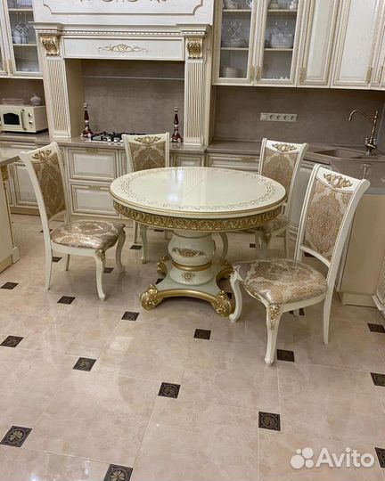 Стол и стулья