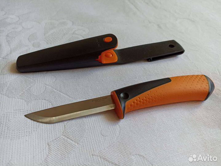 Нож с точилкой Fiskars PRO Фискарс новый