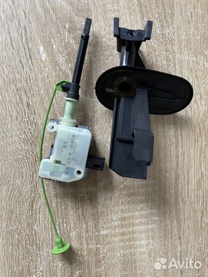 Замок лючка бензобака volvo