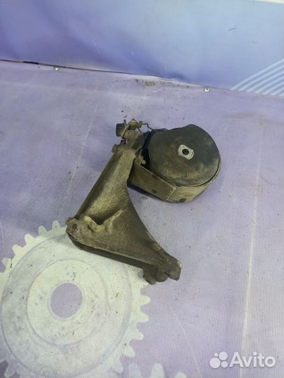 Опора двигателя правая Volkswagen Passat B3