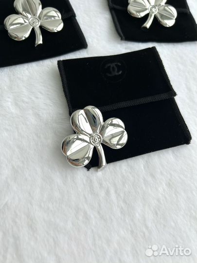 Брошь Chanel клевер