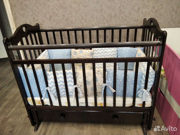 Детская кроватка с маятником