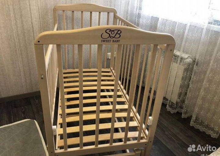 Детская кроватка с маятником