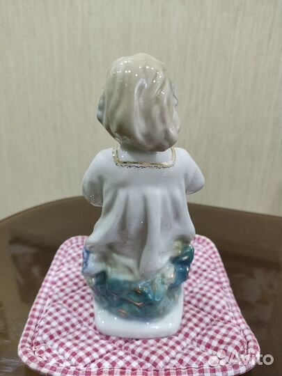 Статуэтка фарфор Девочка, плетущая венок