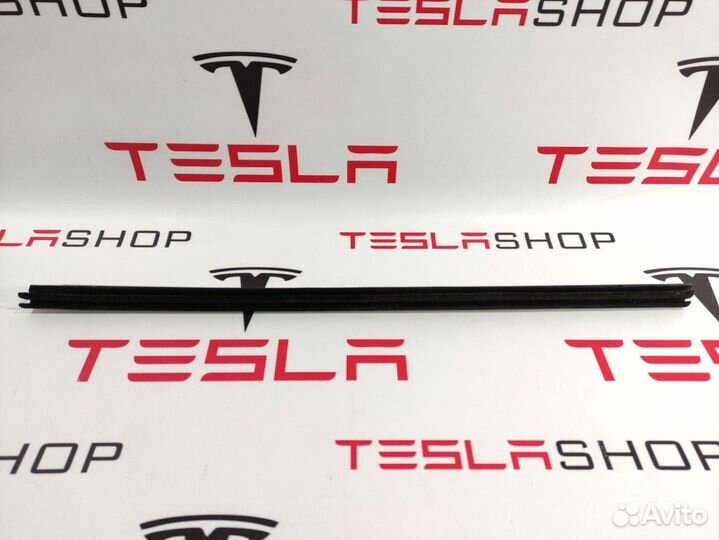 Уплотнитель стекла двери передний Tesla Model S