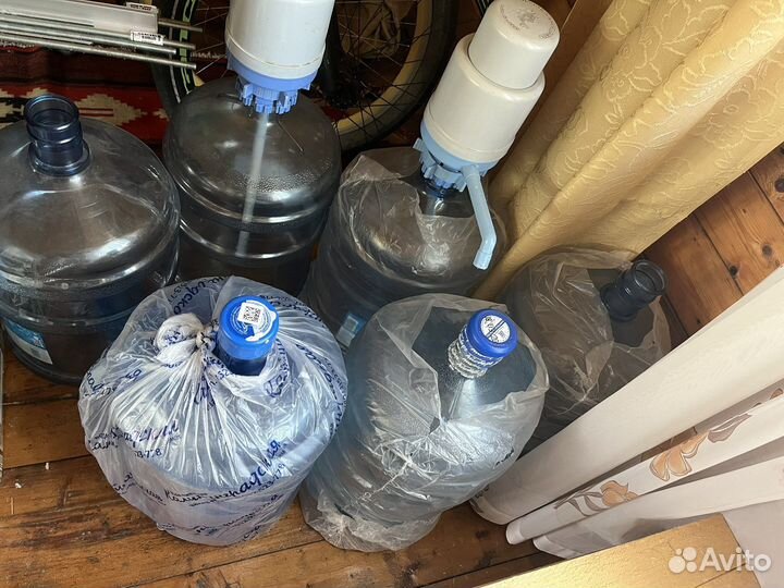 Четыре бутыли 19 литров + Помпа