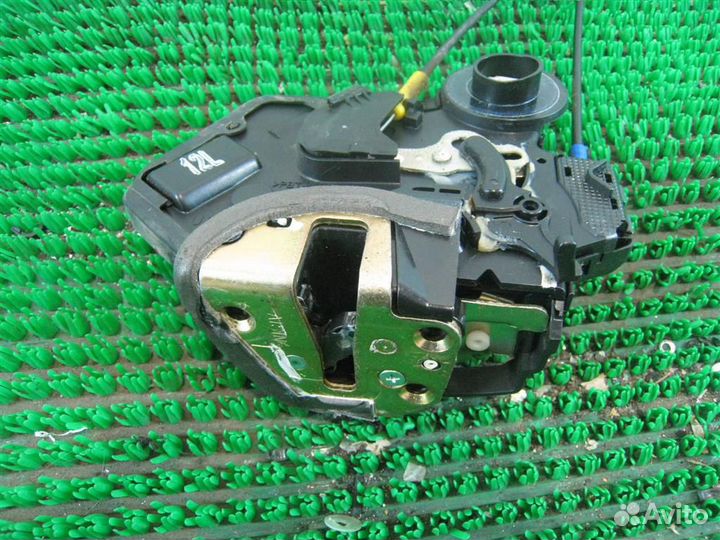 Замок двери задней левой Toyota Corolla Verso R1