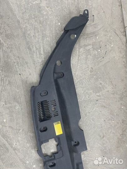 Накладка замка капота Toyota Highlander 3