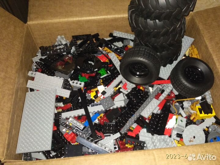 Коробка с 8 килограммами лего