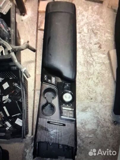 Центральная консоль с подлокотником Kia K8