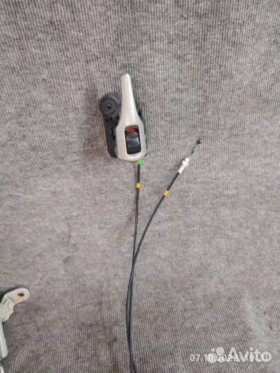 Замок двери передний правый Toyota Auris E150