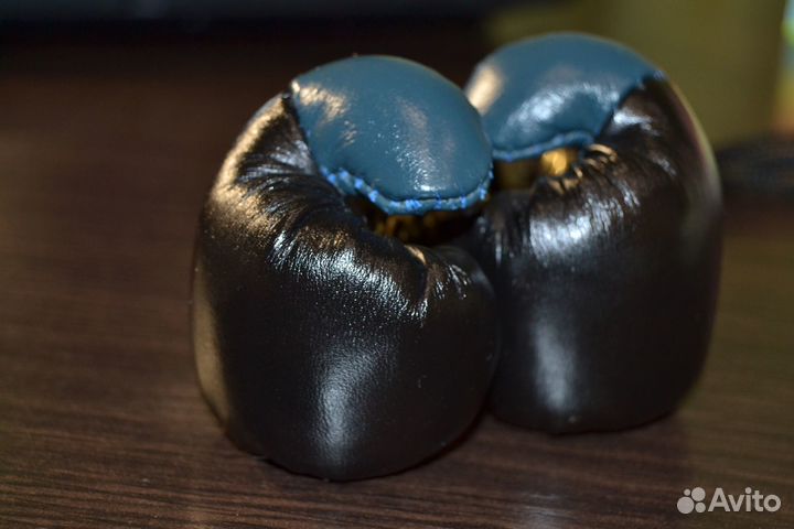 Пара сувенирных боксерских перчаток в авто