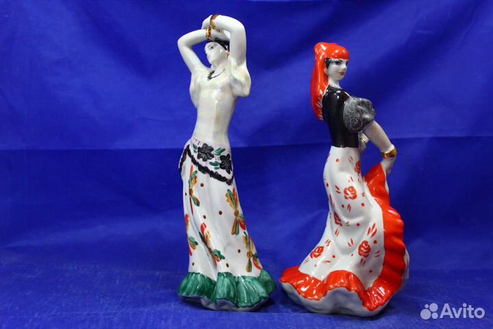 Цыганка в зеленой с цветами и в красной юбке