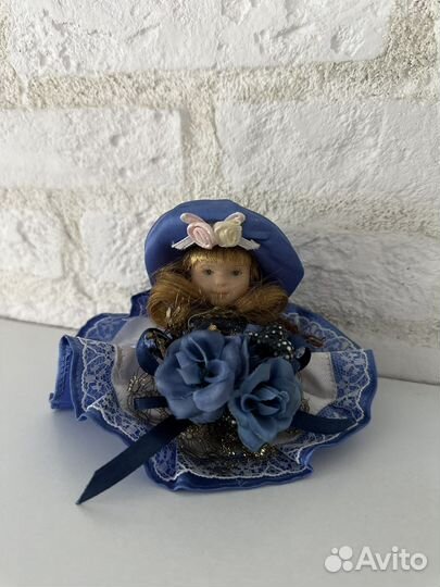 Кукла фарфоровая