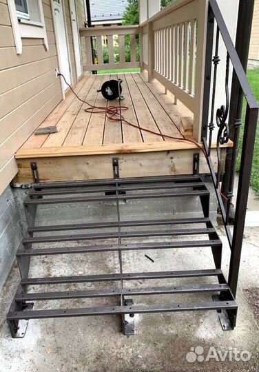 Лестница с забежными ступенями в коттедж