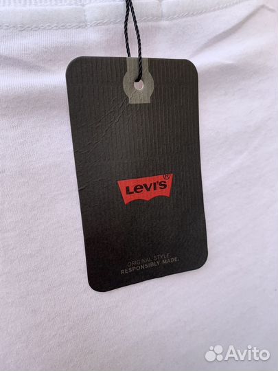 Минималистичная футболка levis