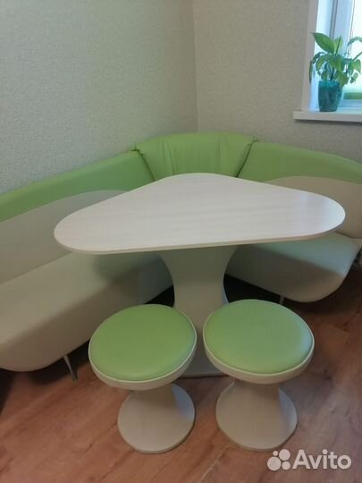 Кухонный уголок со столом и стульями