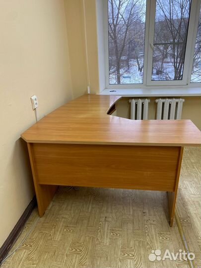 Угловой письменный стол с тумбой