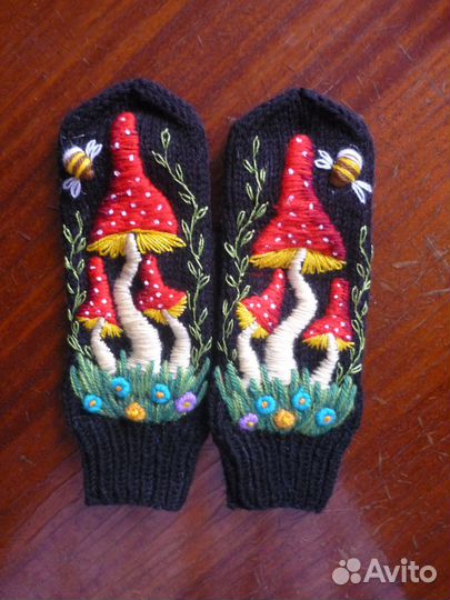 Варежки с ручной вышивкой