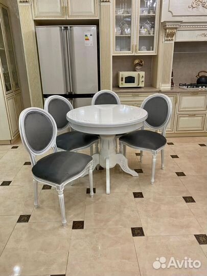Кухонный стол и стулья