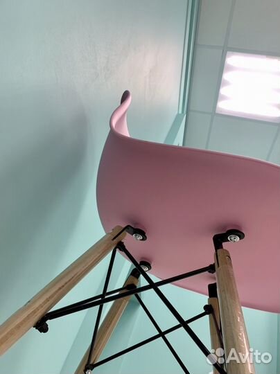 Пластиковый розовый стул