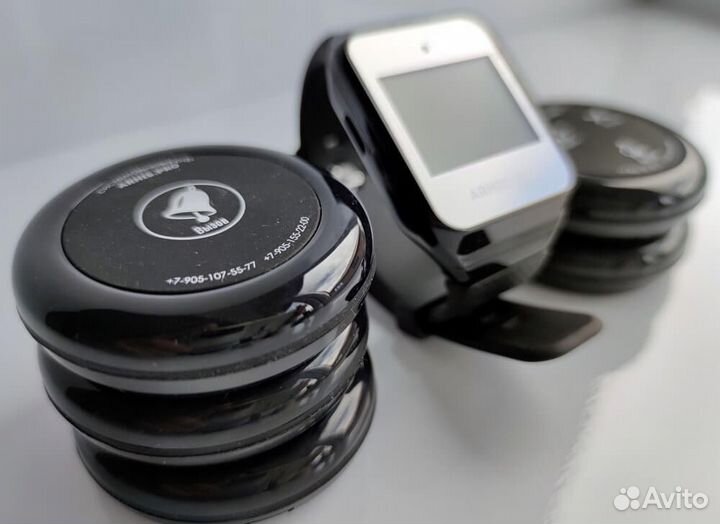 Часы пейджер официанта и кнопка вызова в ресторан