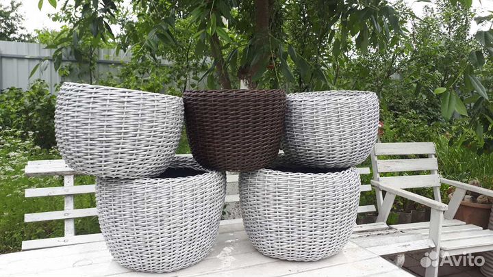 Кашпо из искусственного ротанга