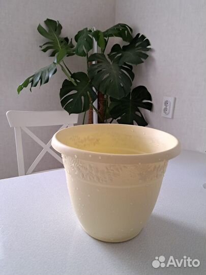 Большой цветочный горшок