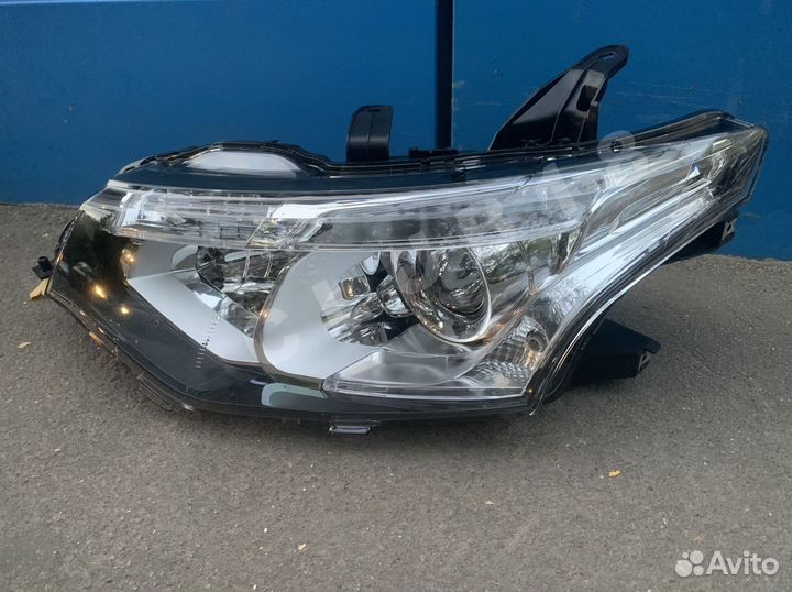Фара левая Mitsubishi Outlander 3 12-15