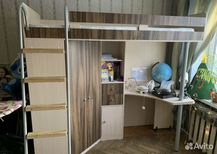 Кровать чердак со столом и шкафом