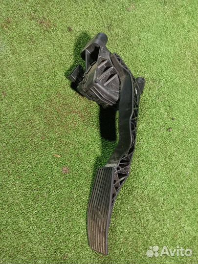 Педаль газа Opel Zafira B компактвэн 1.8 2008