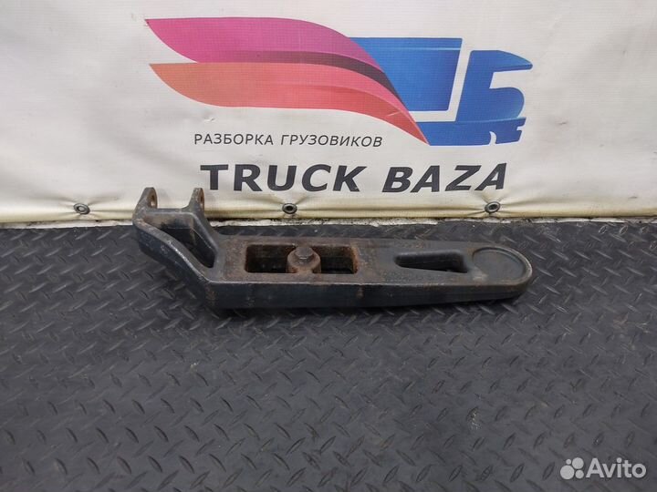 Кронштейн переднего амортизатора нижний левый