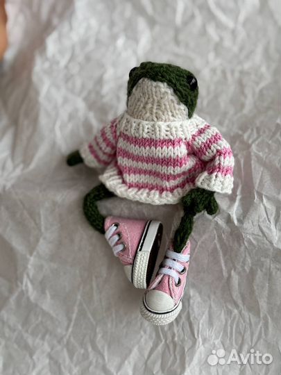 Вязаная лягушка в полосатом свитере