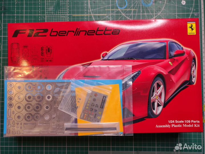 Сборная модель 1/24 Fujimi Ferrari F12 с травлом