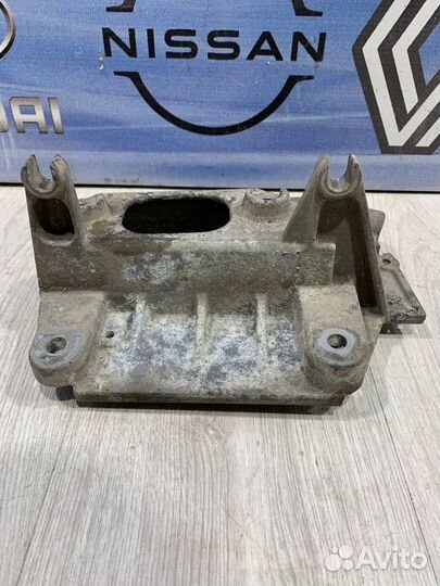Кронштейн опора крепления кпп коробки передач Niss