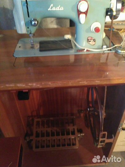 Швейная машина LADA