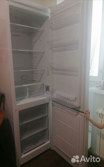 Холодильник Indesit DF5200W